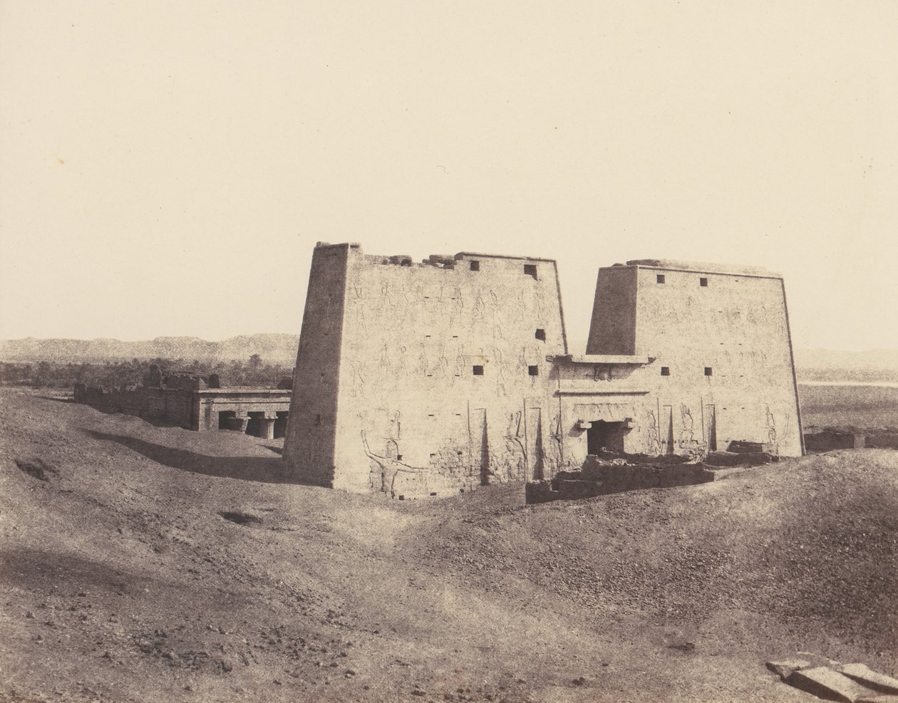 Edfu Apollonopolis Magna, General View of the Temple, 1851-52, tryckt 1853-54. av Félix Teynard