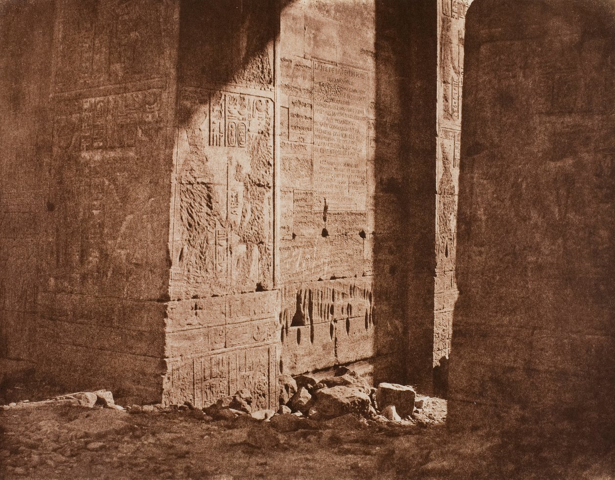 Första pylonen - fransk inskription ristad på den östra gränsen vid punkt H, ön Fila..., 1851 av Félix Teynard