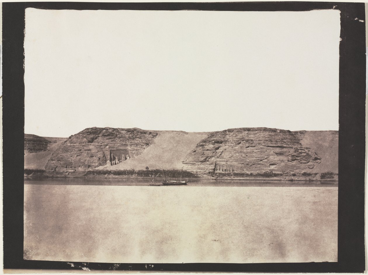 Allmän vy av monument uthuggna i berggrunden med fotografens Dahabieh. Abu Simbel av Félix Teynard
