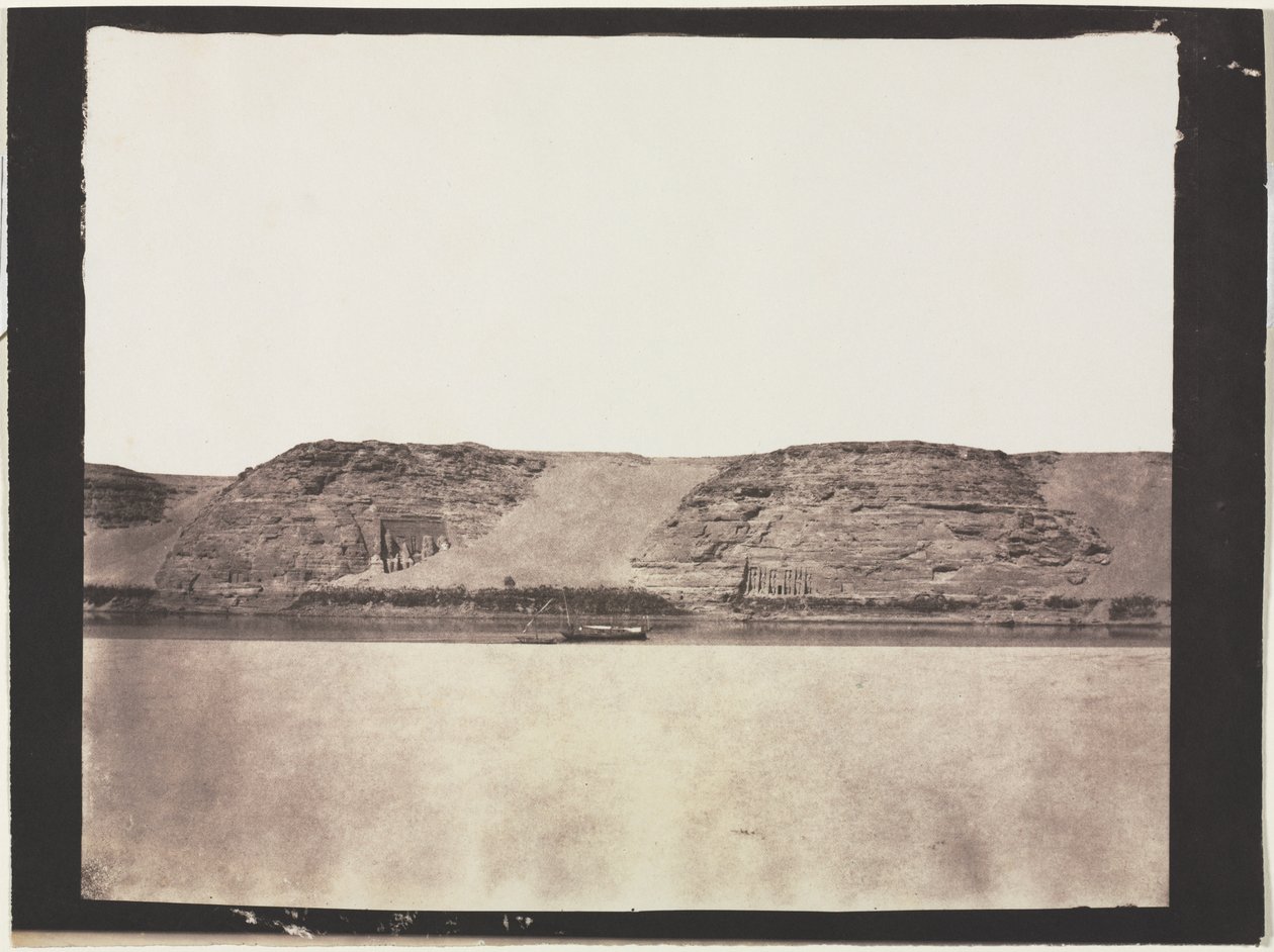 Allmän bild av monument uthuggna i berggrunden med fotograferna Dahabieh. Abu Simbel, 1851-1852. av Félix Teynard