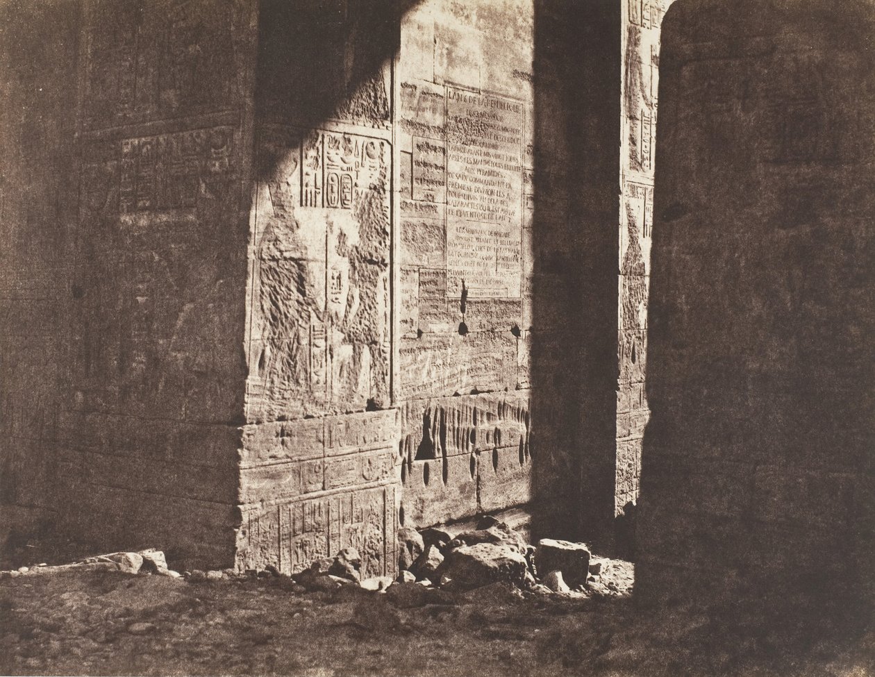 Ön Fileh Philæ, första pylon, fransk inskription graverad på Ori..., 1851-52. av Félix Teynard
