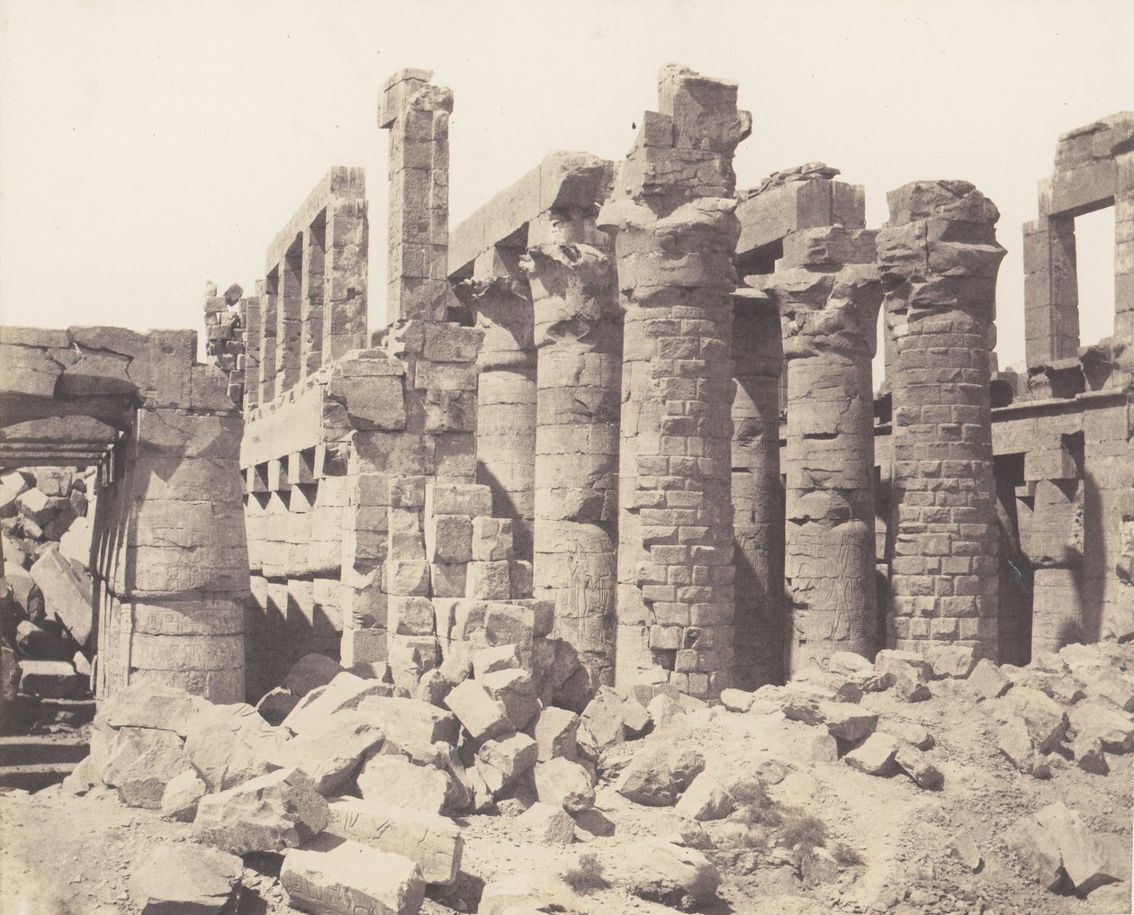 Karnak Thebe, Palace - Hypostyle Hall - Allmän vy tagen från Point Q, 1851-52, tryckt 1853-54. av Félix Teynard