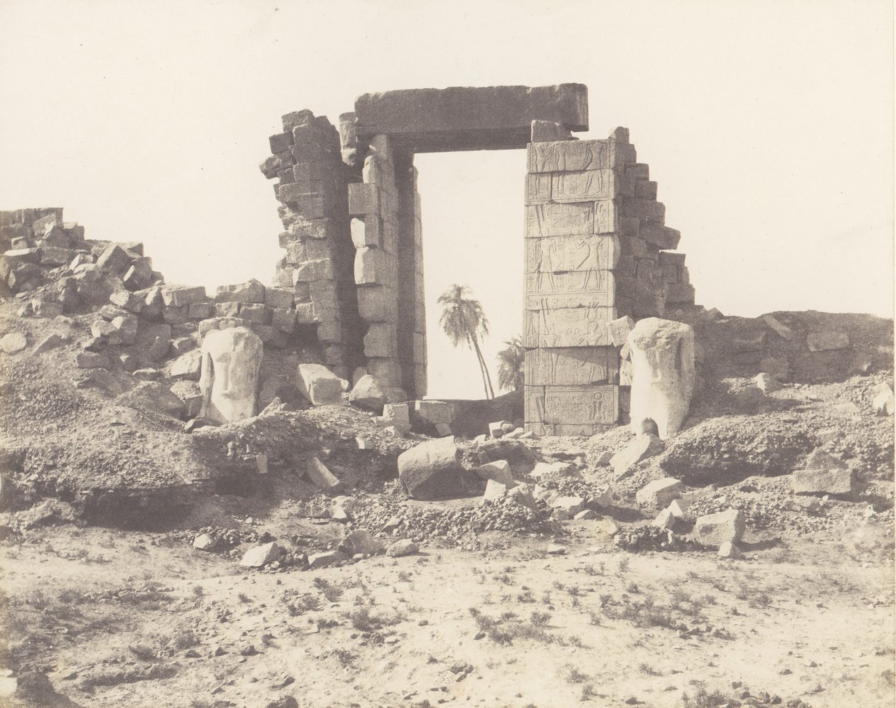 Karnak Thebe, First Pylon - Ruins of the Gate and the Colossi, ..., 1851-52, tryckt 1853-54. av Félix Teynard