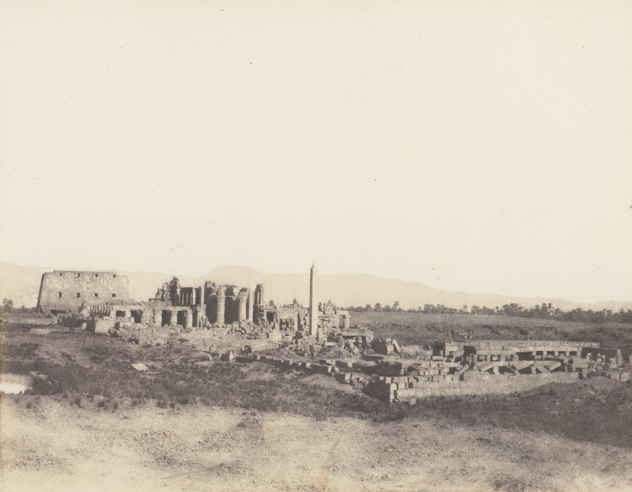 Karnak Thebe, Allmän syn på ruinerna tagna från sydost, i T, 1851-52, tryckt 1853-54. av Félix Teynard