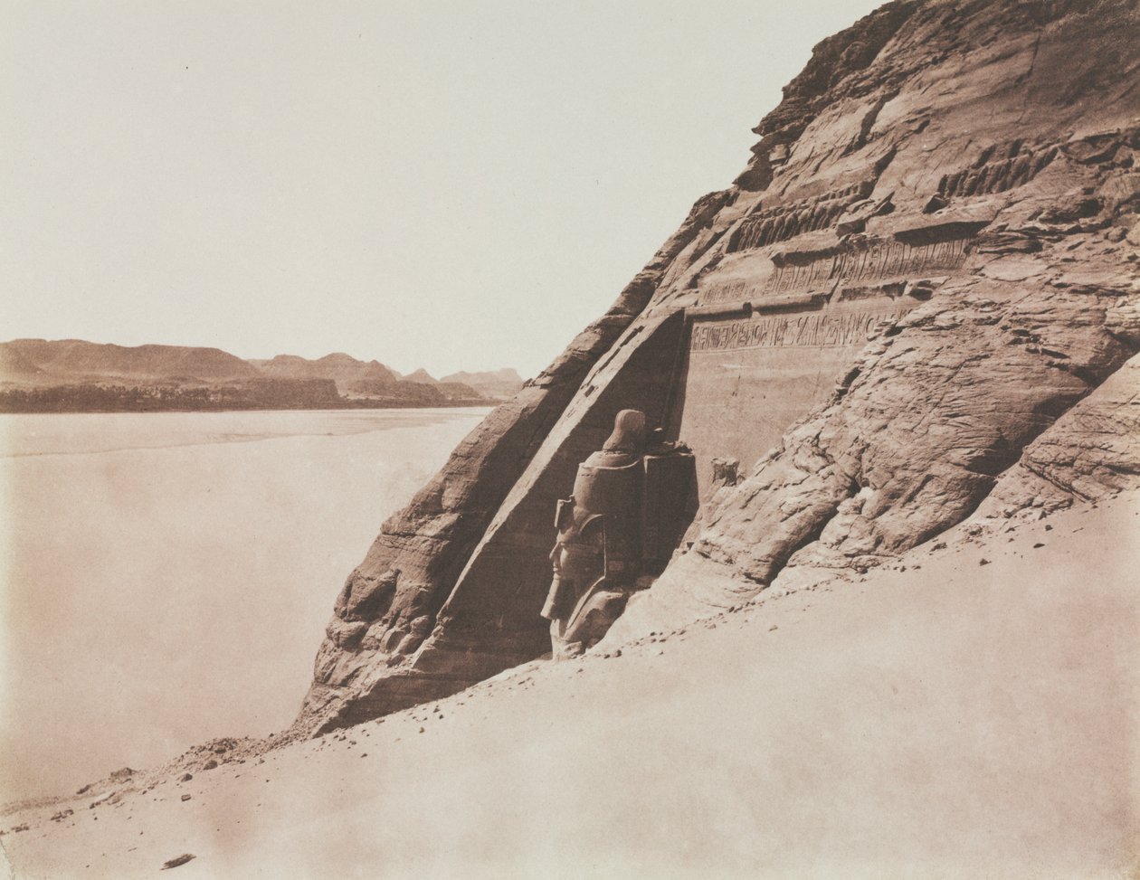 Stora Speos - Utsikt från sandsluttningen (Temple of Ramesses II), Abu Simbel av Félix Teynard