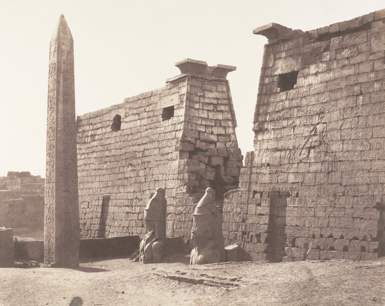 Louksor Thebe, Anterior Construction - Pylon, Colossi and Obelisk, 1851-52, tryckt 1853-54. av Félix Teynard