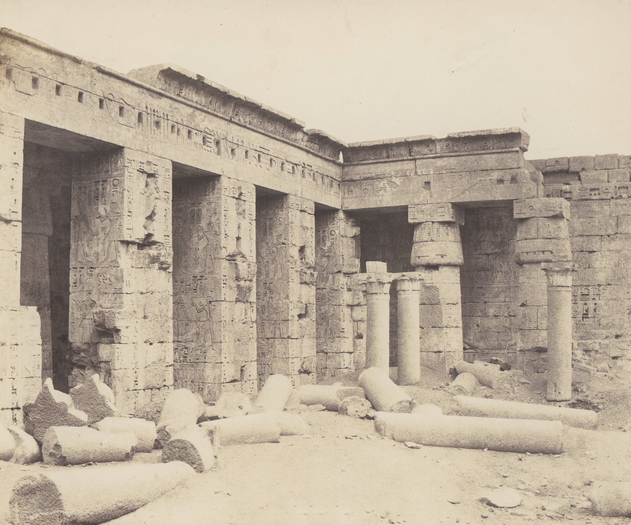 Medinet-Abu Thebe. Senare konstruktioner - Andra domstolen, 1851-52, tryckt 1853-54. av Félix Teynard