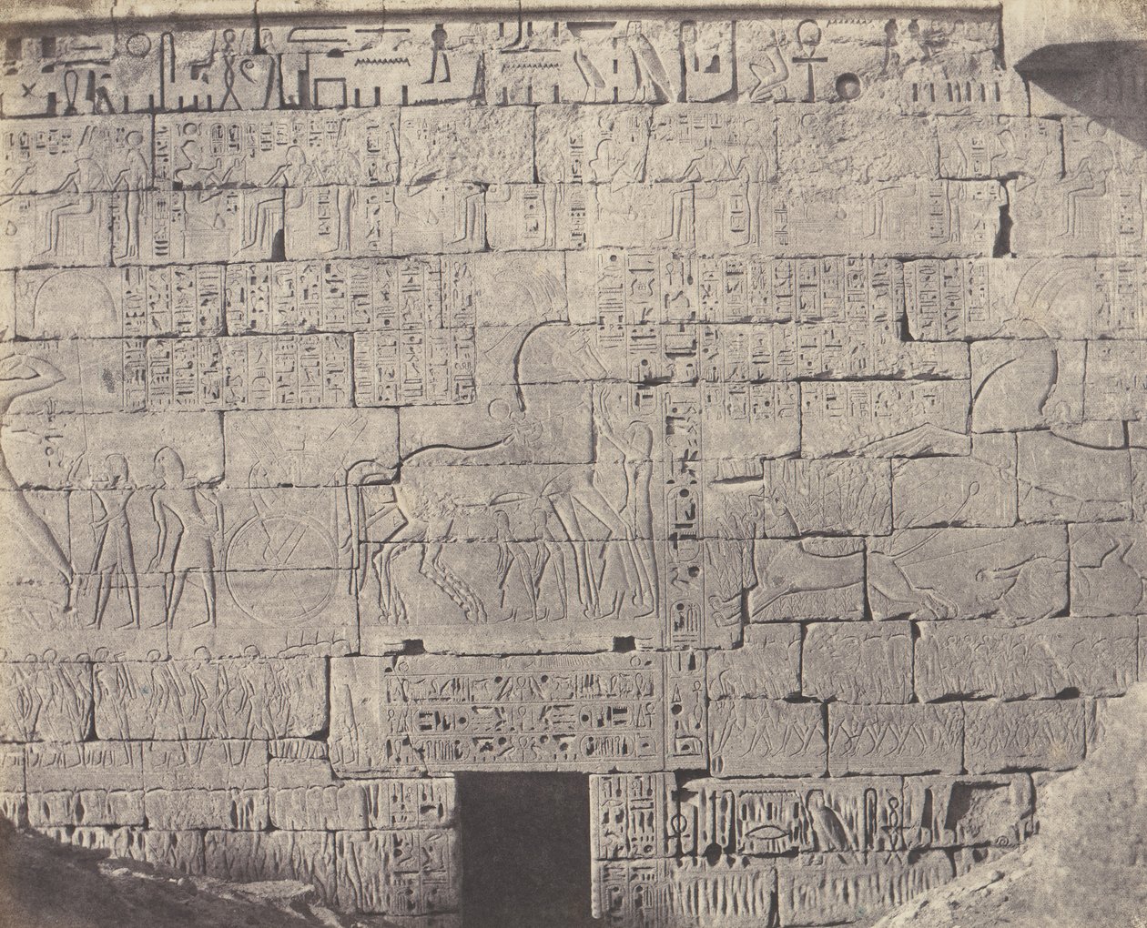 Medinet-Abou Thebe, Constructions Posteriores - Fragment de Sculpt..., 1851-52, tryckt 1853-54. av Félix Teynard