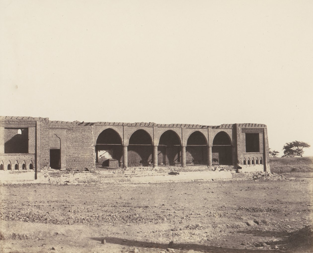 Syout, Caravanserai i ruiner, 1851-52, tryckt 1853-54. av Félix Teynard
