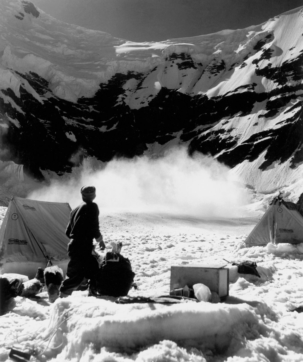 Basläger och lavin i närheten! På 5100 meters höjd. av Fosco Maraini