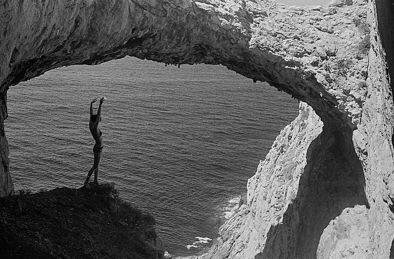 Badare i en grotta vid Capo Zafferano av Fosco Maraini