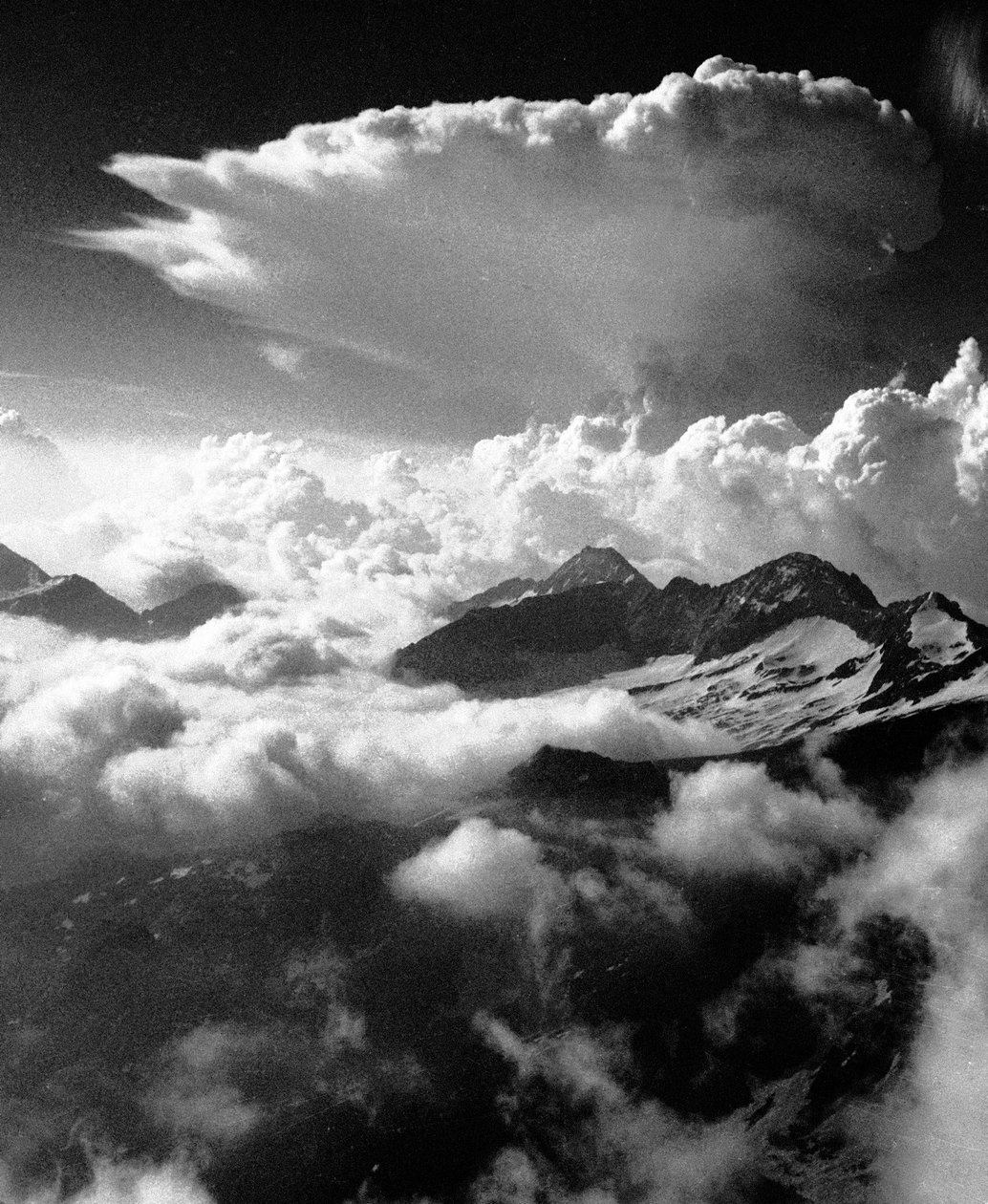 Klättring upp på Breithorn, toppen av Monte Rosa-kedjan. av Fosco Maraini