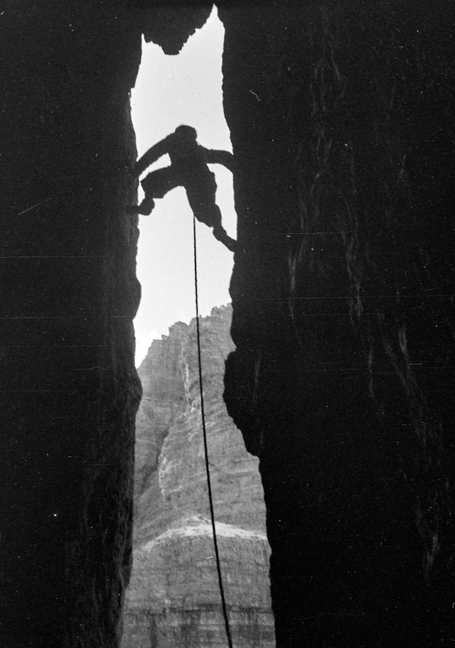 Dolomiterna: klättrare i Dülfer i Cima Grande di Lavaredo av Fosco Maraini