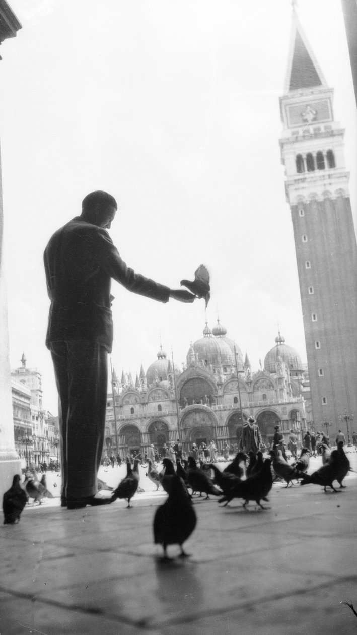 Japan och Italien: skulptören Ernesto Michahelles sa Thayaht på Piazza San Marco i Venedig av Fosco Maraini