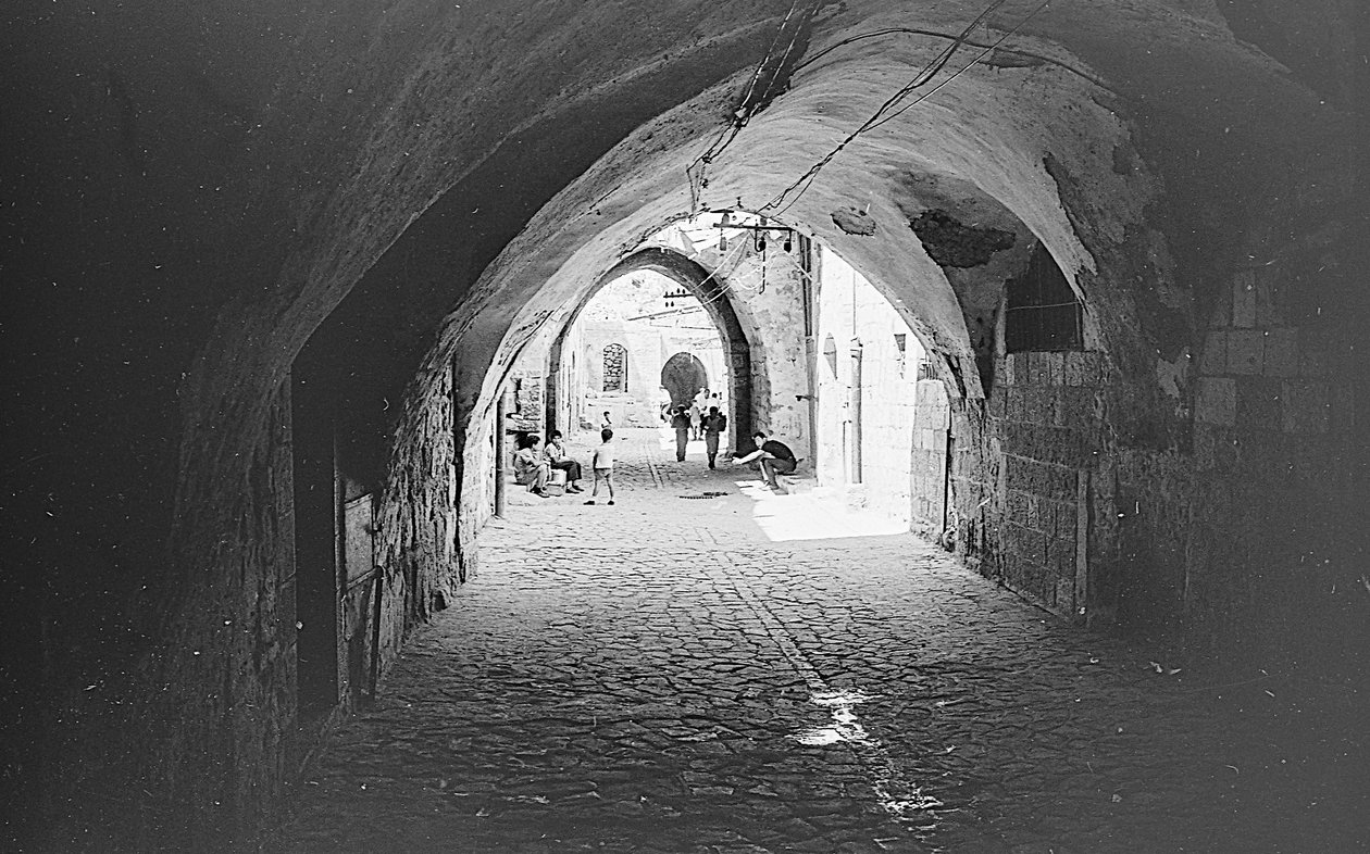 Väg i soukerna i Gamla stan i Jerusalem av Fosco Maraini