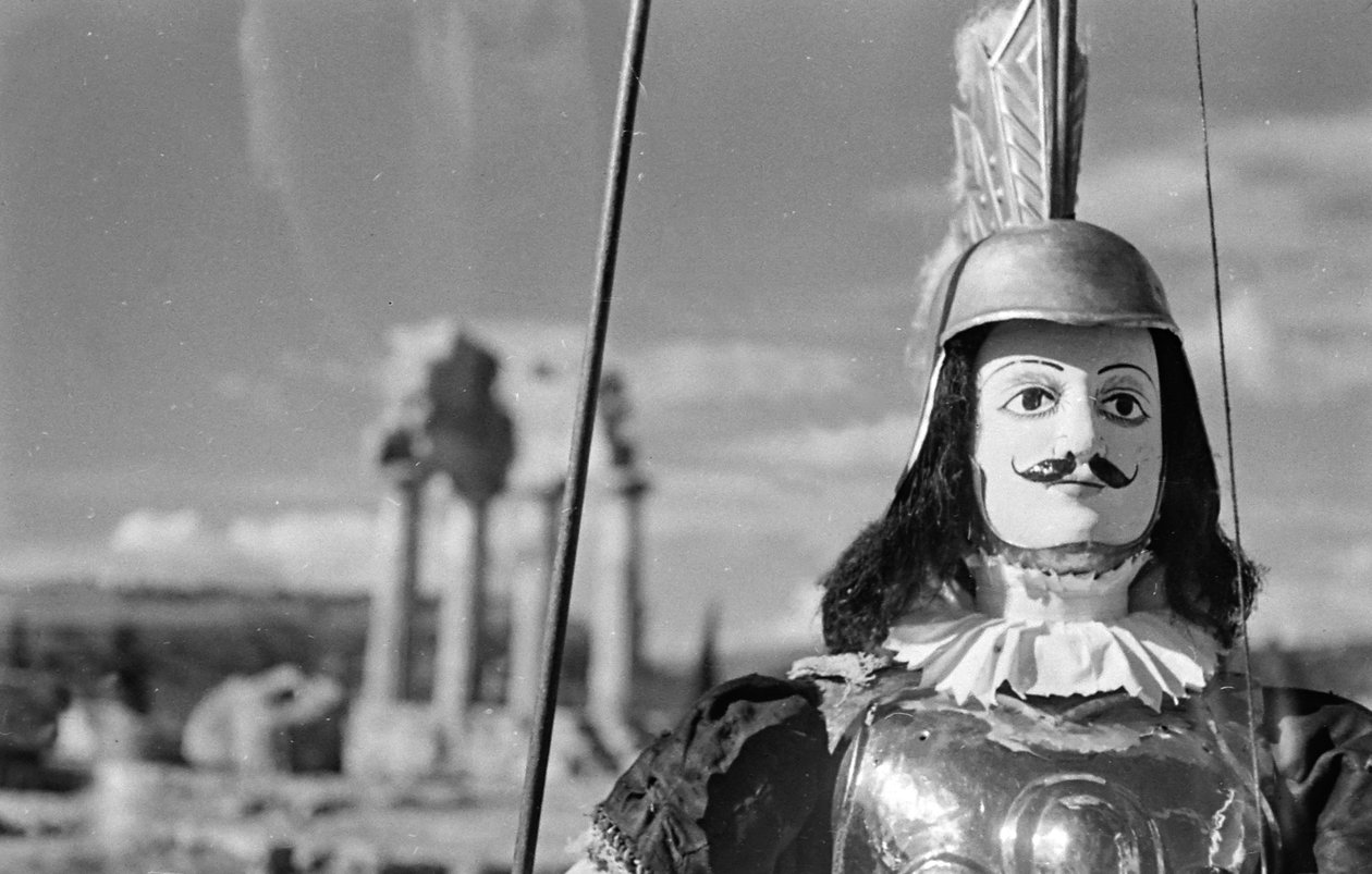 Siciliansk marionett. I bakgrunden Castor och Pollux-templet eller Castor och Pollux i Templens dal i Agrigento av Fosco Maraini