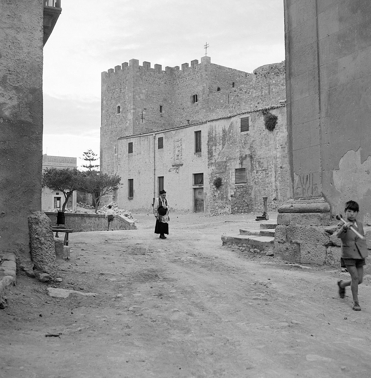 Vy över Salemi med dess slott, Sicilien av Fosco Maraini