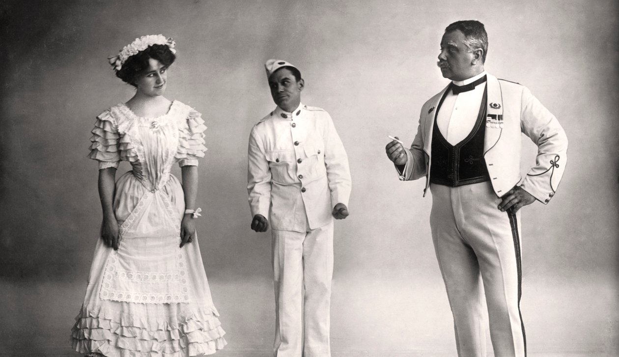 Florence Jameson, Reginald Switz och Alfred Clarke i en scen från The Blue Moon, 1900-talet. av Foulsham and Banfield