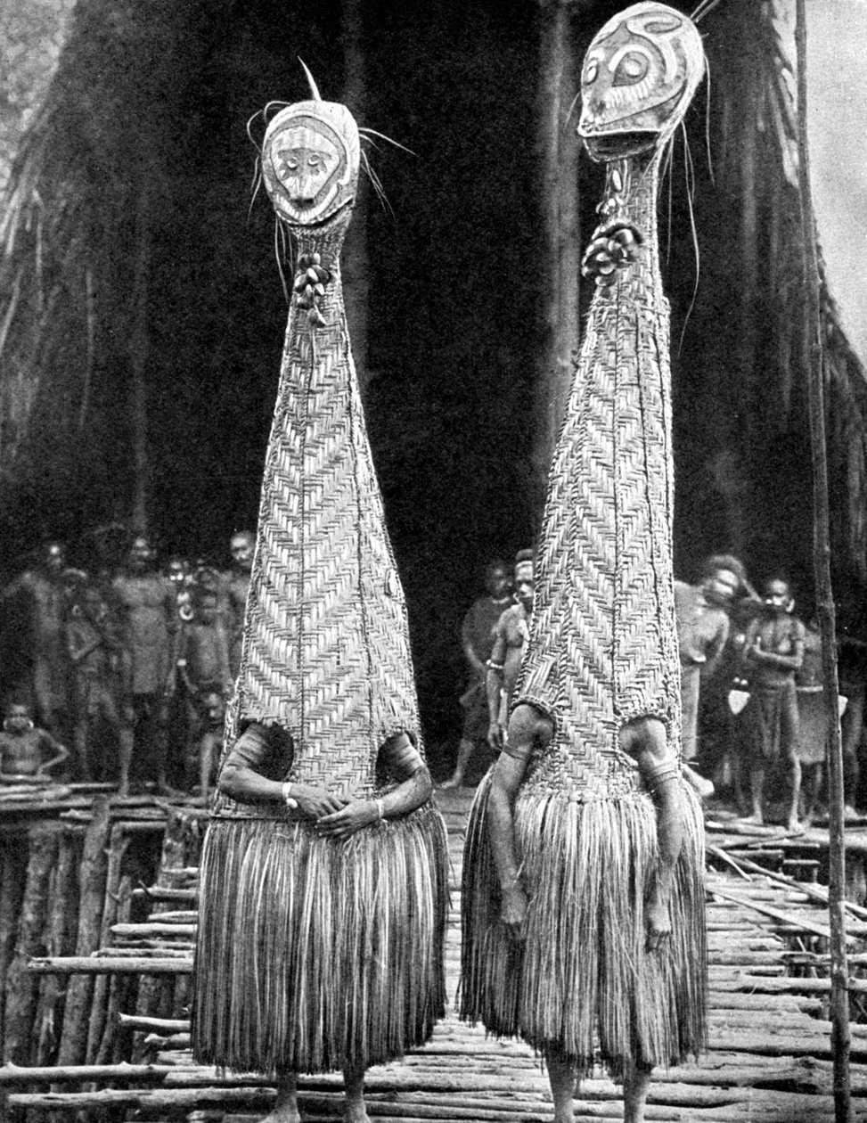 Goblinmasker och visir som bärs som skönhetshjälpmedel, Papua, Nya Guinea, 1936. av Fox Photos