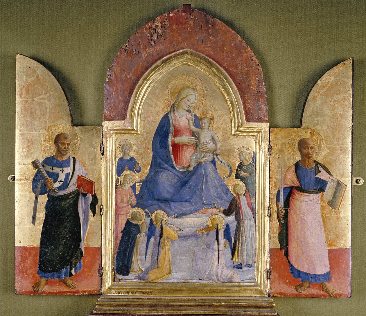Jungfrun och barnet med änglar och dominikanska helgon, Petrus (till vänster) och Paulus (till höger) (tempera och förgyllning på panel) av Fra Angelico