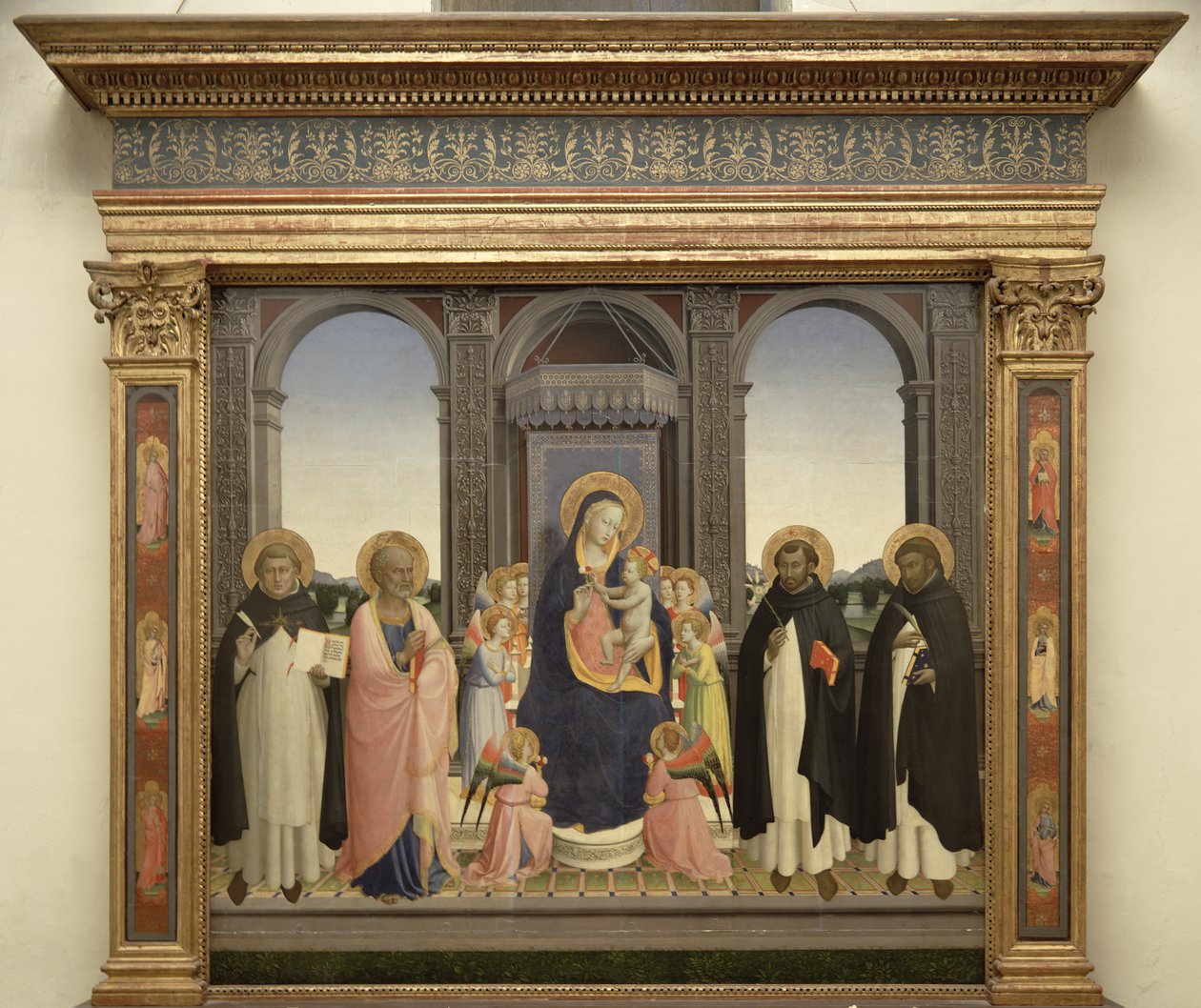 Jungfru och barn tronade med änglar och St. Thomas av Aquino, St. Barnabas, St. Dominic och St. Peter Martyr, ca 1422 (tempera på panel) (se 238446 och 43913) av Fra Angelico
