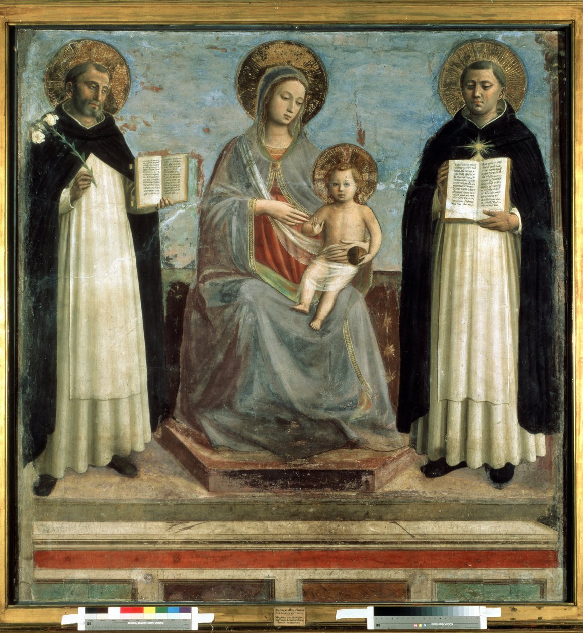 ""Madonna och barn omgiven av Saint Dominic de Guzman (1170-1221), grundare av Dominikanerorden och Saint Thomas Aquinas (1225-1274) kyrkans läkare"" (Jungfrun och barnet med Sts Dominic och Thomas Aquinas) Valpsjuka på mistelträ av Fra (c.1387 1455) Angelico