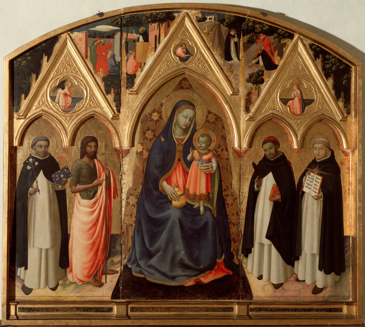 Jungfru och barn omgiven av St Dominica, St. Johannes Döparen, St. Thomas av Aquino och St Peter martyr. (St. Peter av Verona Triptyk, tempera på panel av Fra  Angelico