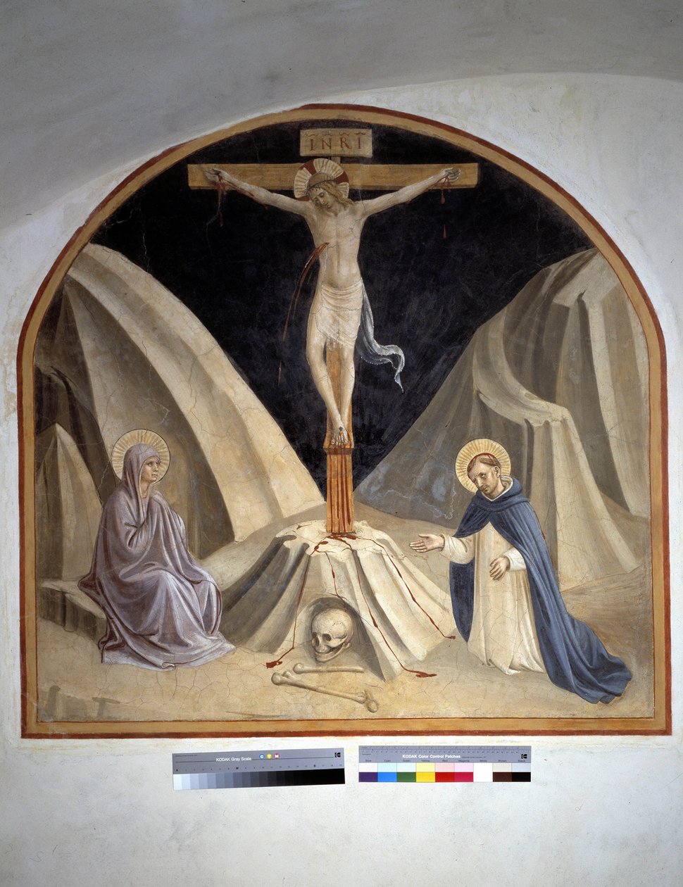 Korsfästelse med jungfru Maria och Saint Dominic. Inskription "INRI" på korset 1442 av Fra Angelico
