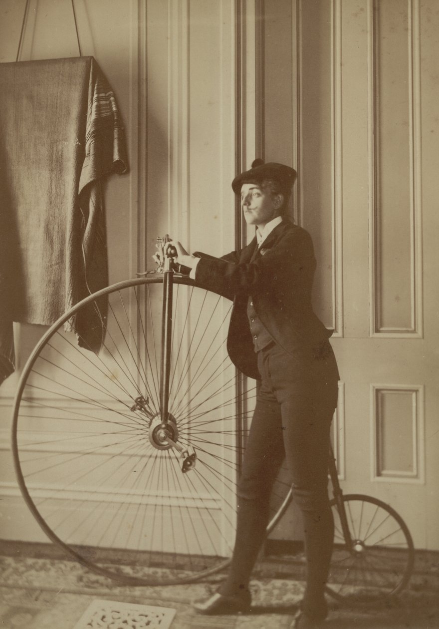 Inne i huset med en Penny Farthing-cykel, ca 1890 (sepiafoto) av Frances Benjamin Johnston