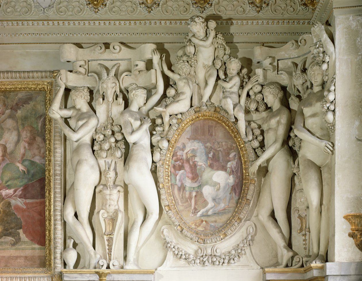 Kvinnliga figurer och keruber som omger en målning av Alexander den store (356-323) som tränar Bucephalus, från Escalier du Roi (stuckatur) av Francesco Primaticcio