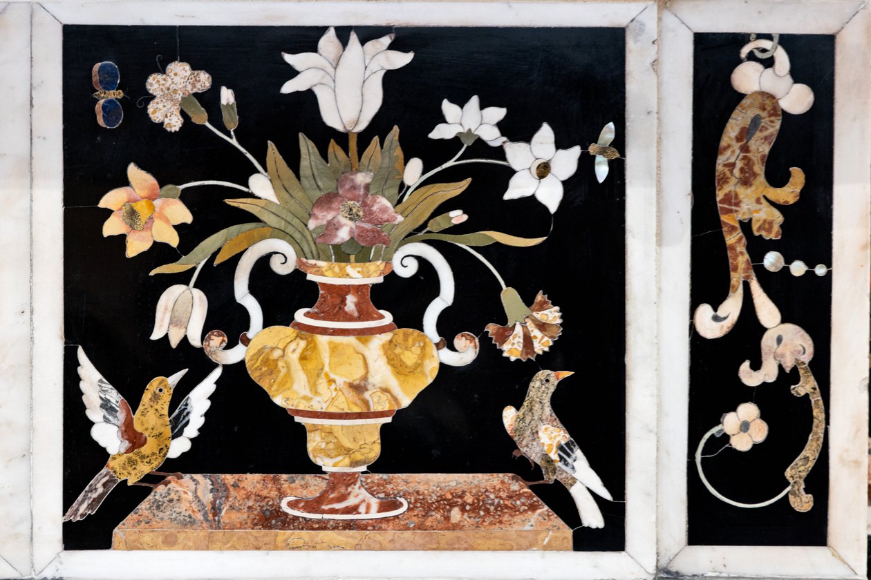Huvudaltaret, utrustat med två bord, överbyggt av ett grandiost marmortabernakel, detalj av Francesco Antonio Corbarelli
