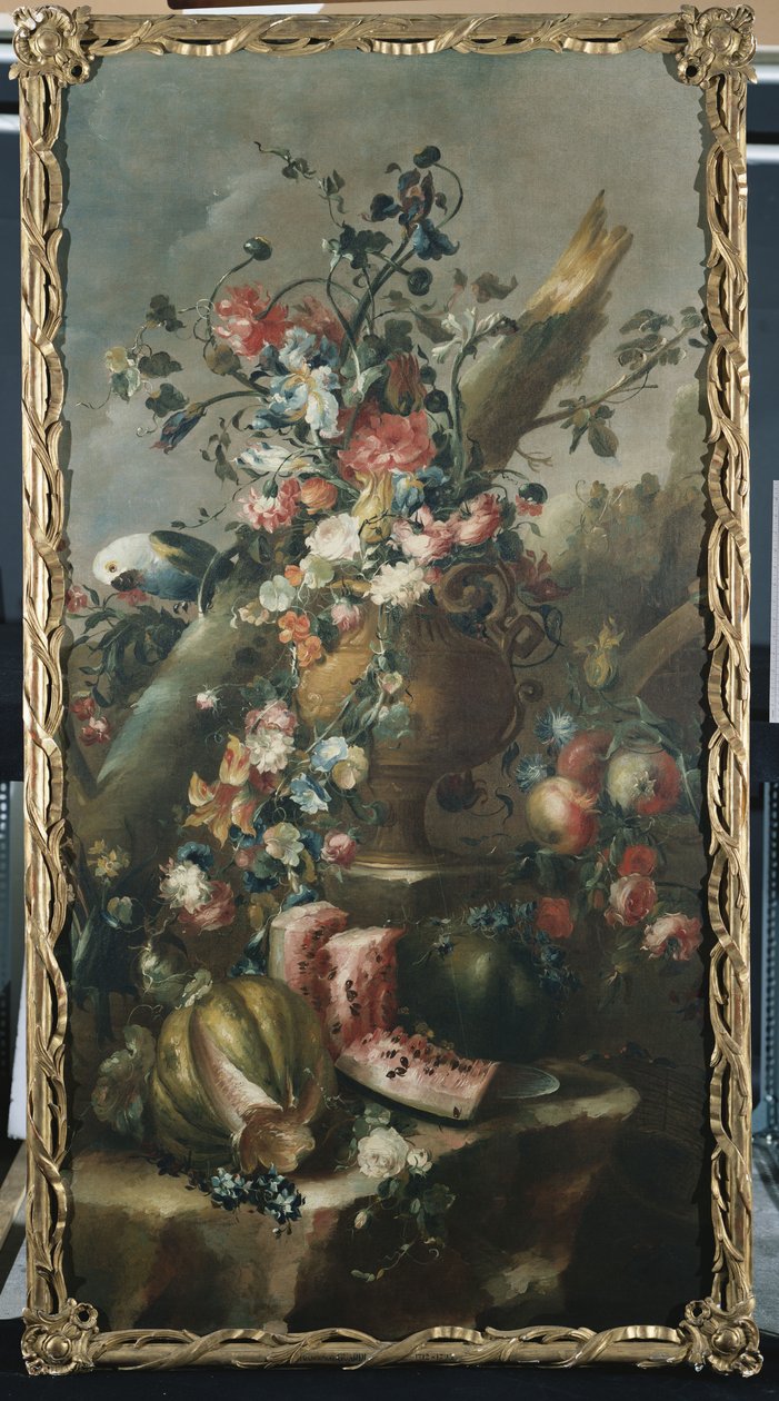 Blommor i en skulpterad urna, med meloner och papegoja av Francesco Guardi