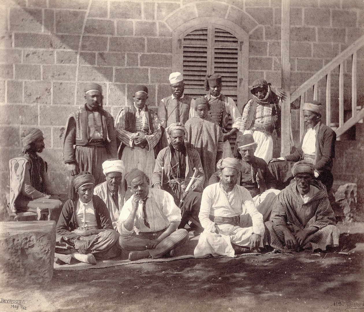 Grupp av femton lägervakter till prinsen av Wales fest i Beirut, 1862 av Francis Bedford