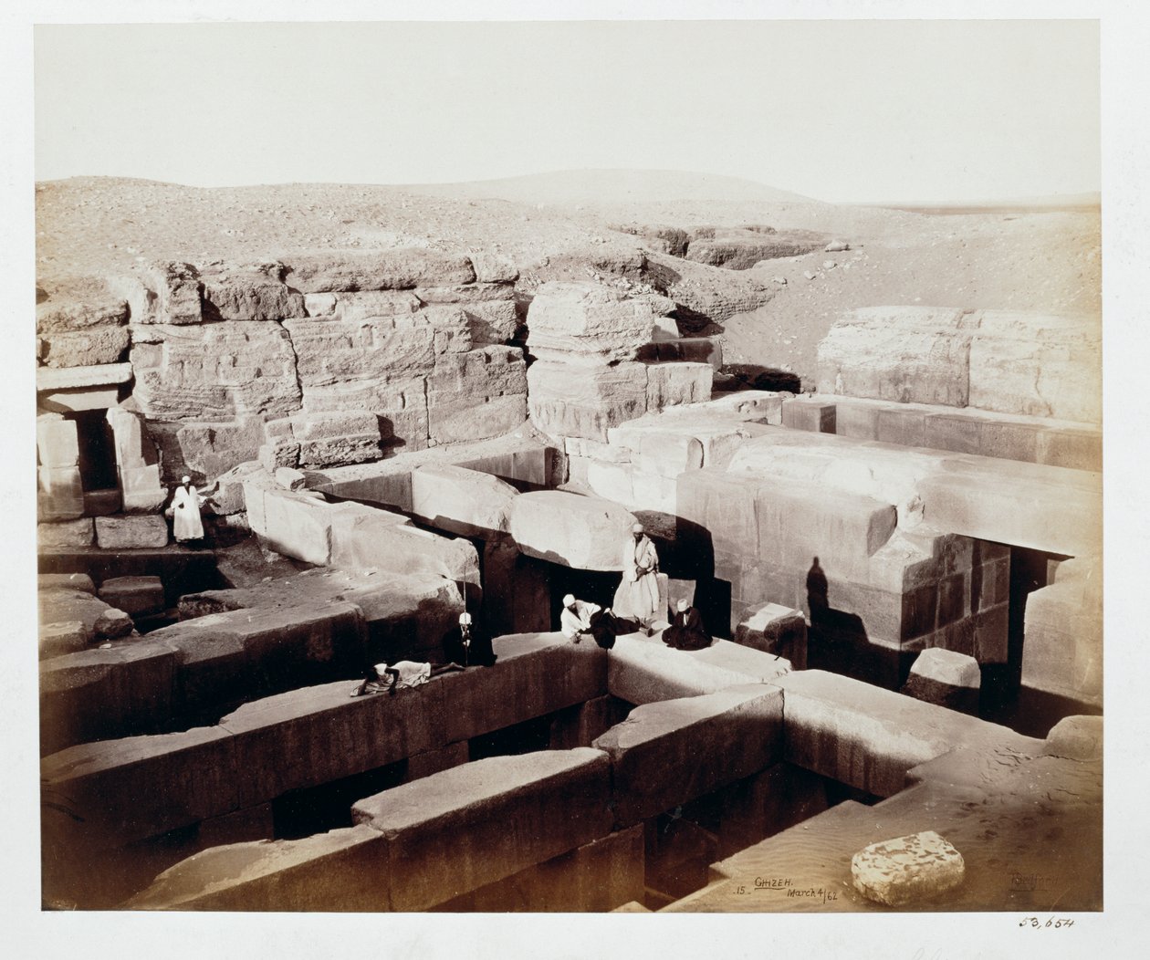 Ett utgrävt tempel vid foten av sfinxen, Giza, Egypten, 4 mars 1862 av Francis Bedford