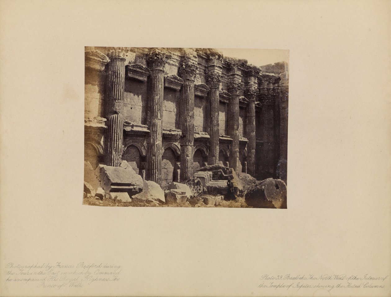 Baalbek - Den norra väggen i Jupitertemplets inre, med de räfflade kolonnerna av Francis Bedford