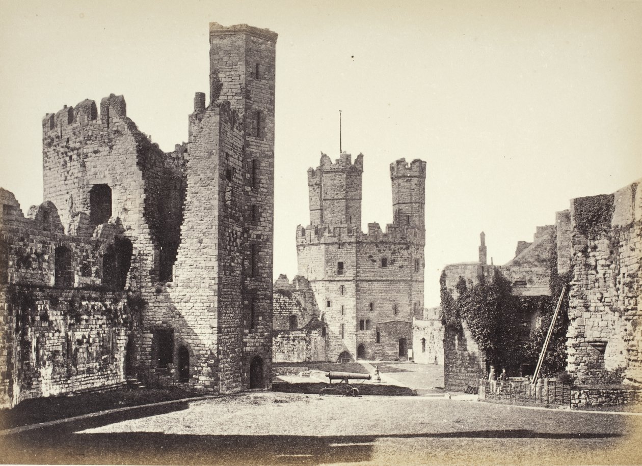 Carnarvon Castle, interiör, med utsikt mot Eagle Tower av Francis Bedford