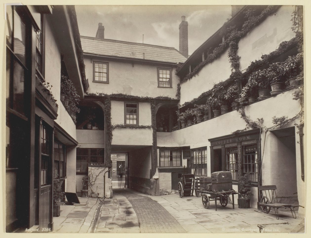 Gloucester, Courtyard of New Inn, 186094. av Francis Bedford
