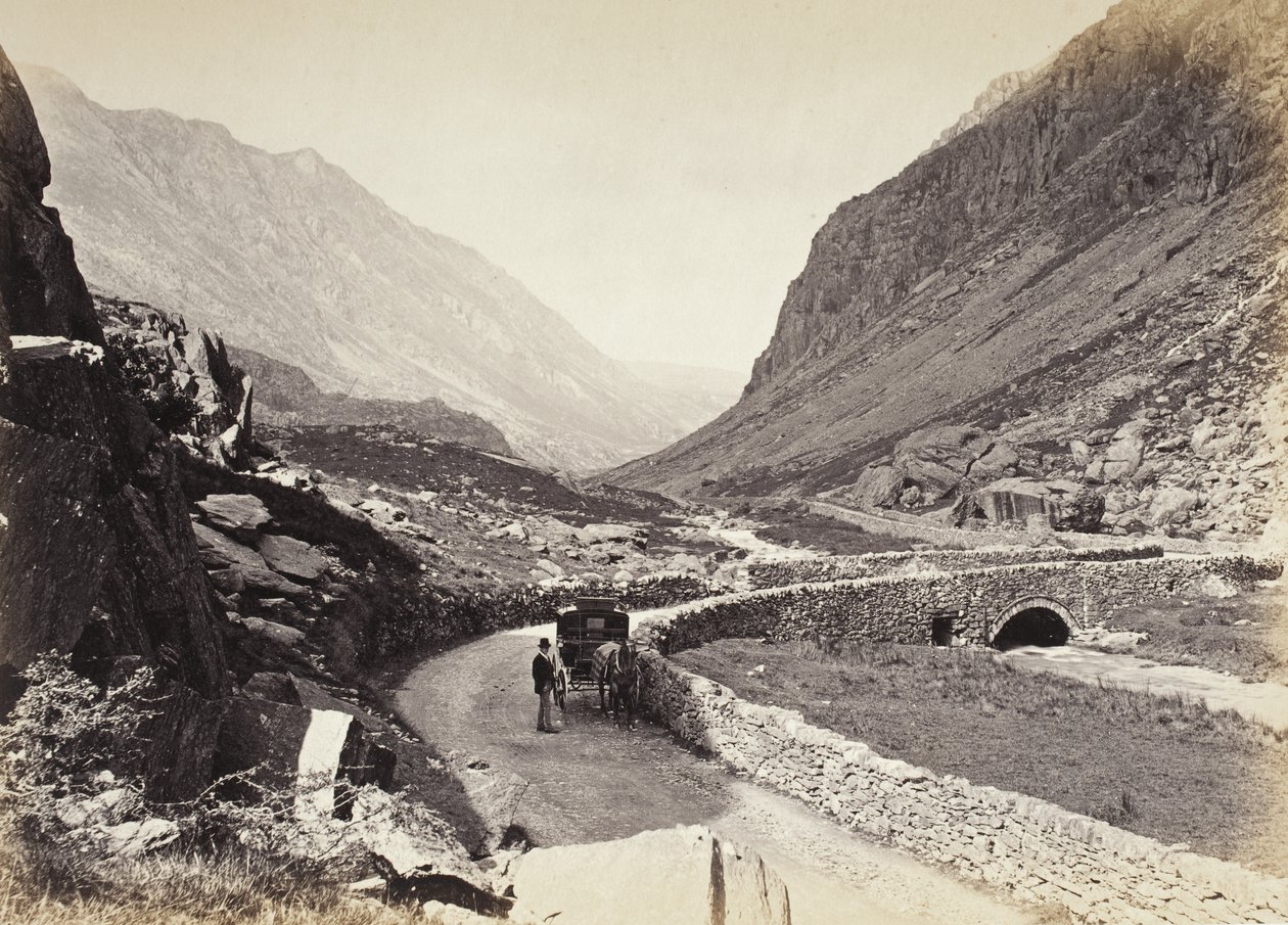 Llanberis, passet, sett ovanifrån bron, nr 2. (524) av Francis Bedford