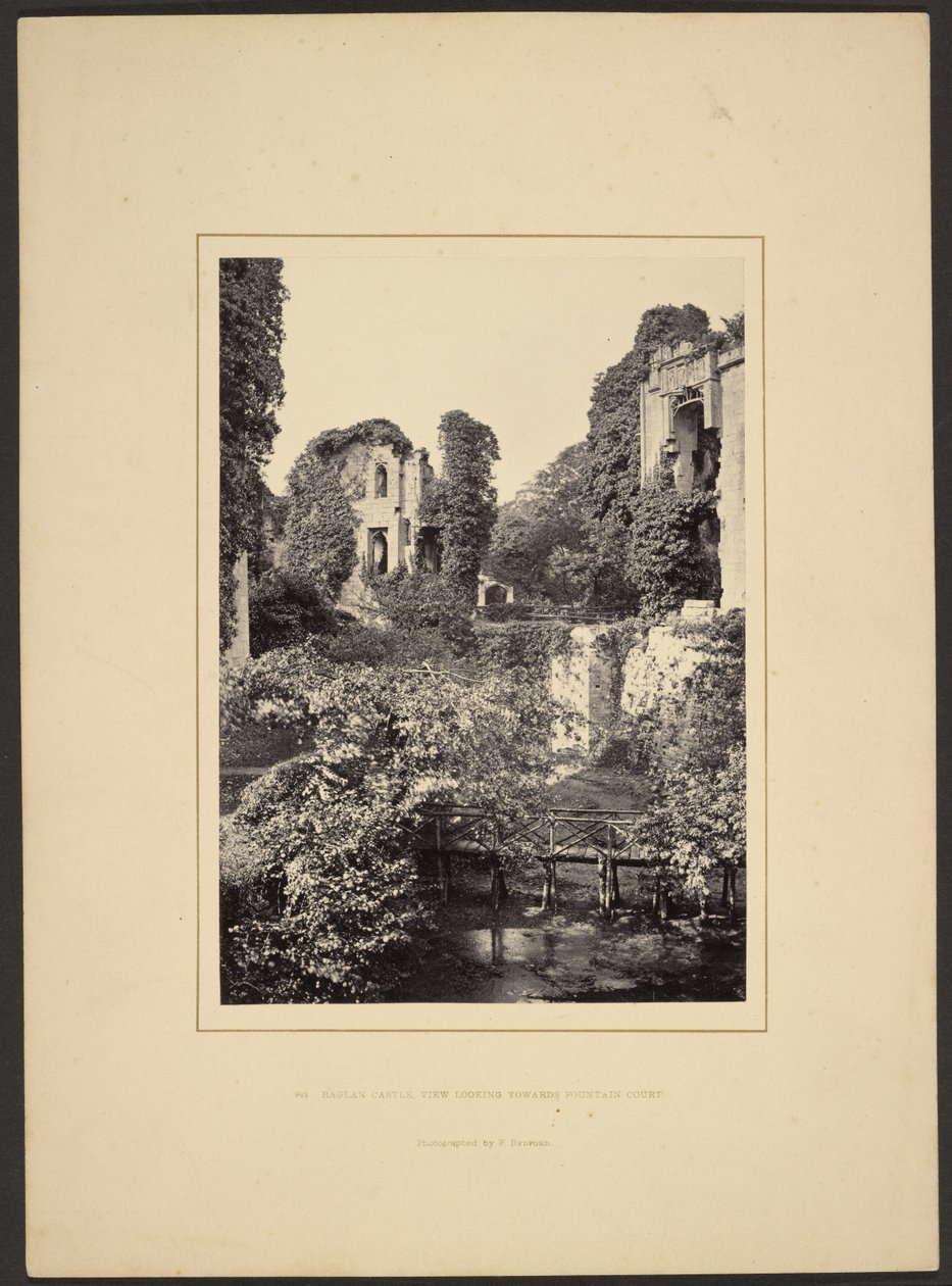 Raglan Castle, vy mot Fountain Court av Francis Bedford
