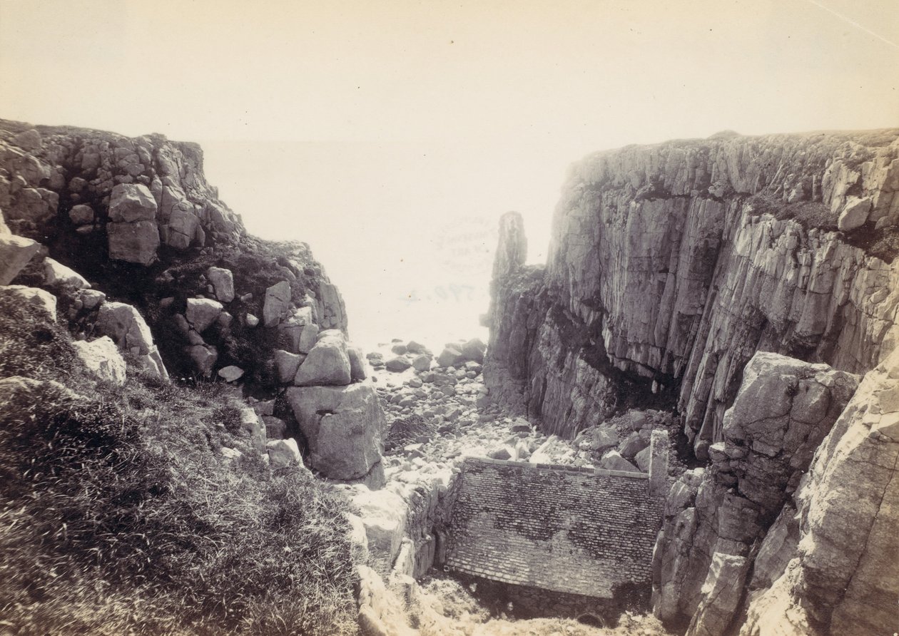 [Rocky Inlet with Seascape], 1870-talet. av Francis Bedford
