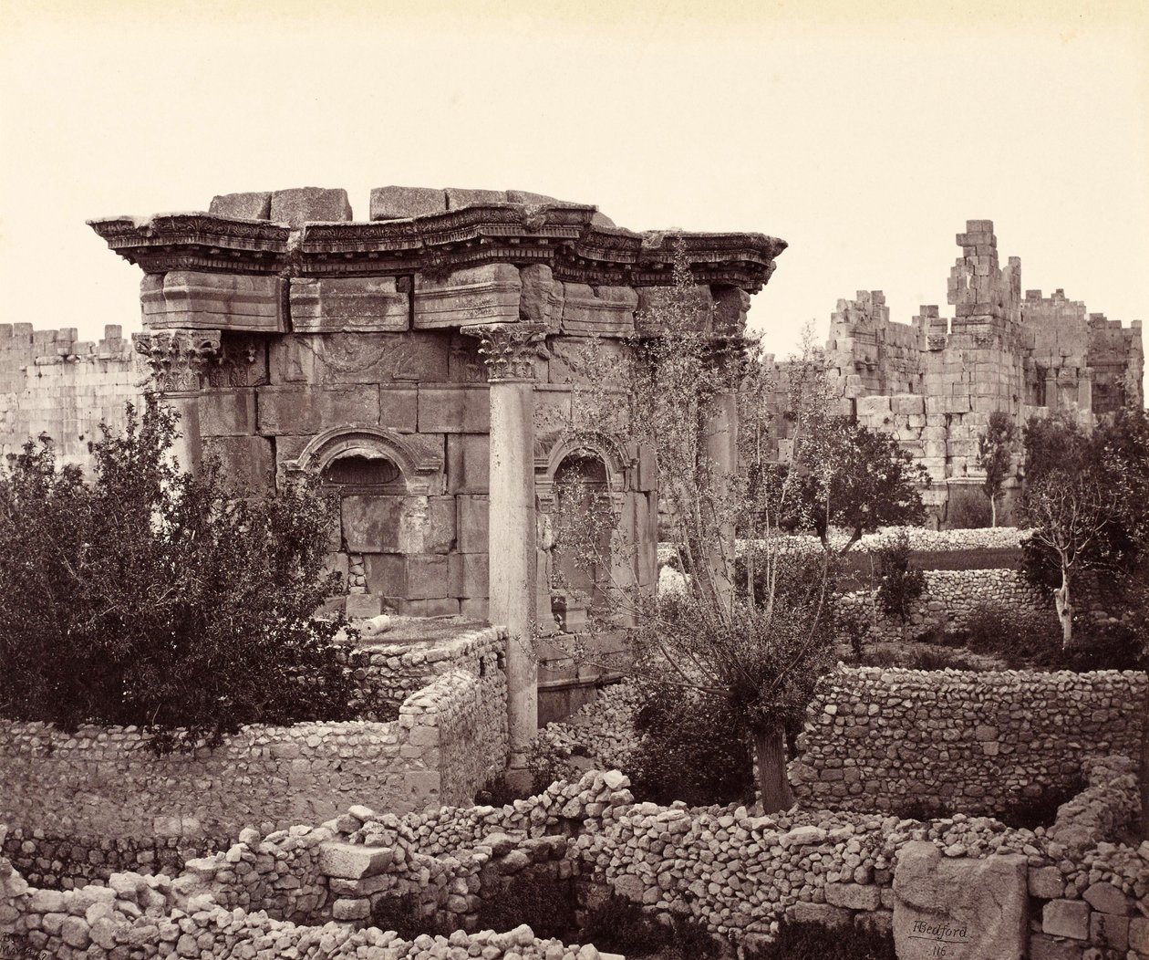 Det cirkulära templet (Venustemplet), Baalbek av Francis Bedford