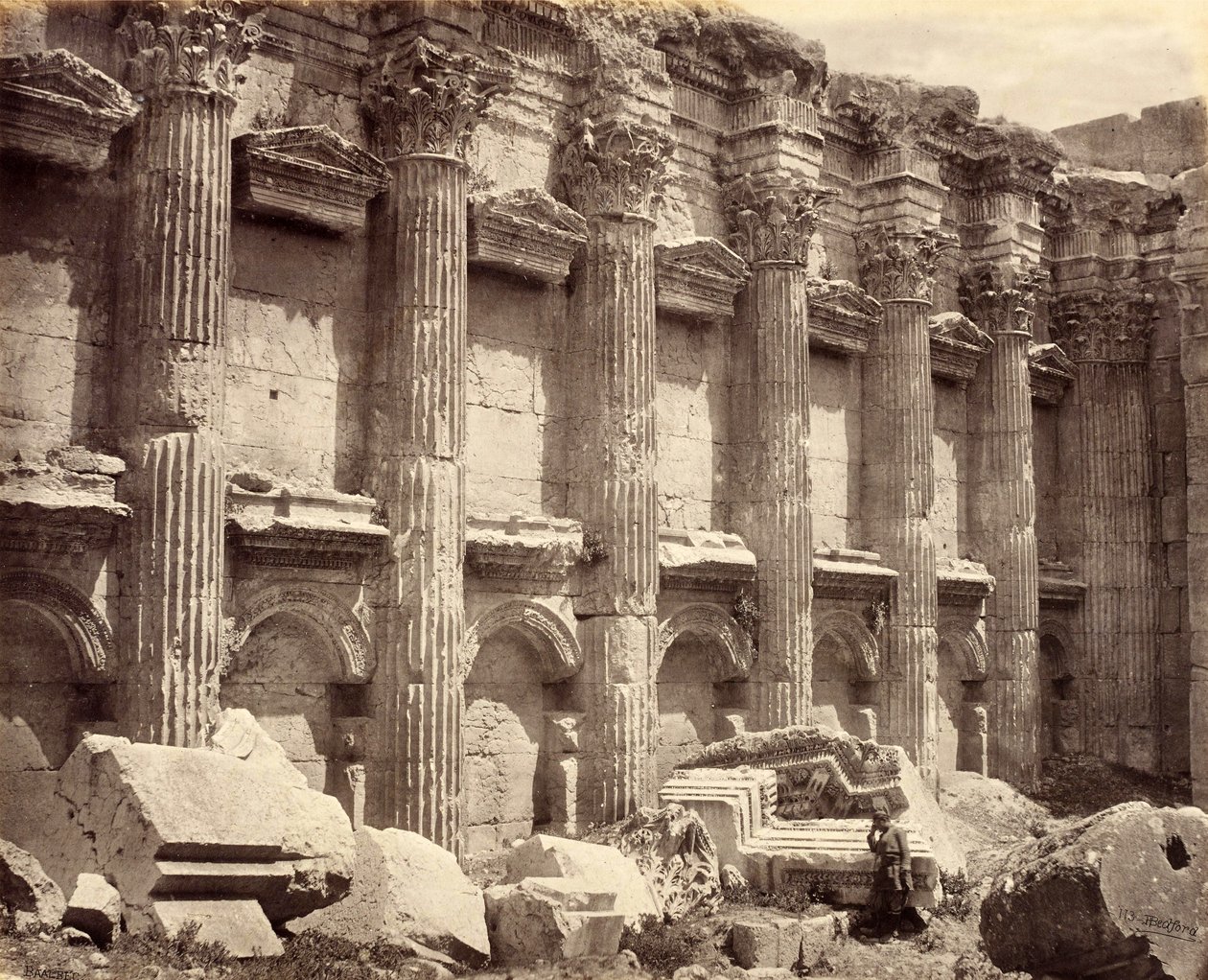 Den norra väggen i Jupitertemplets interiör, med de räfflade kolonnerna, Baalbek av Francis Bedford