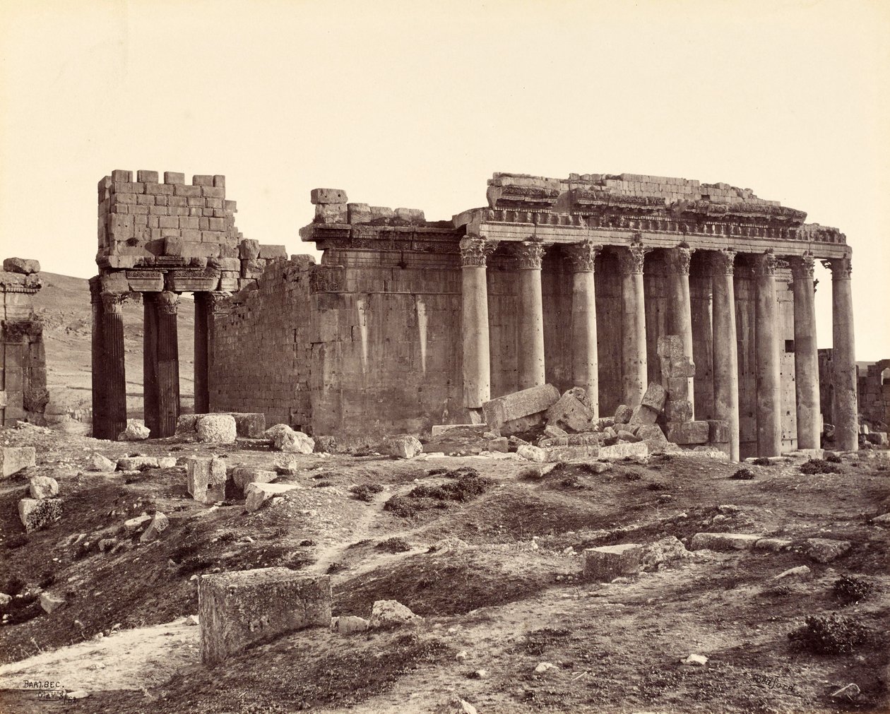 Jupitertemplet, från nordost, Baalbek av Francis Bedford