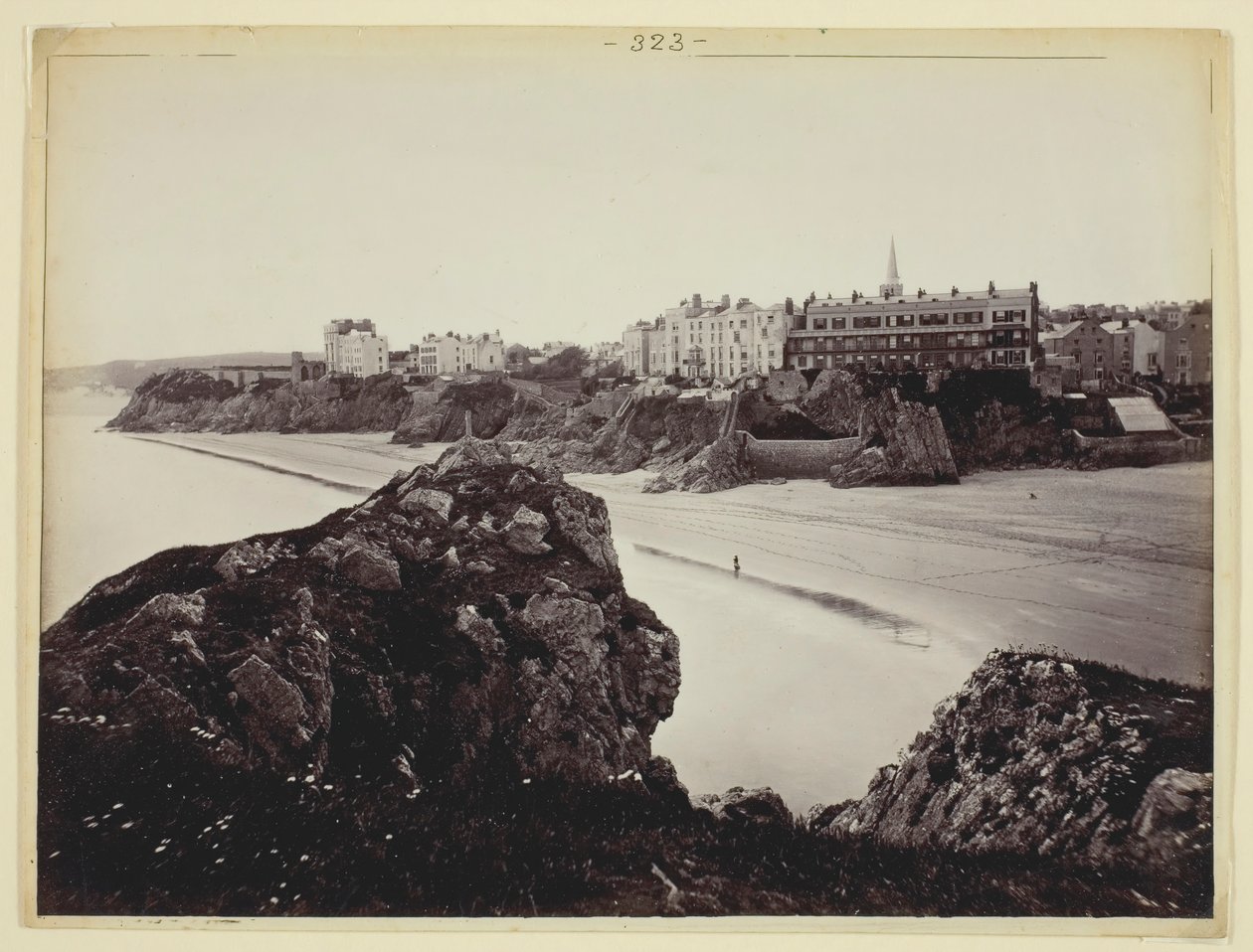 Utan titel [South Sands, Tenby, Wales], 186094. av Francis Bedford