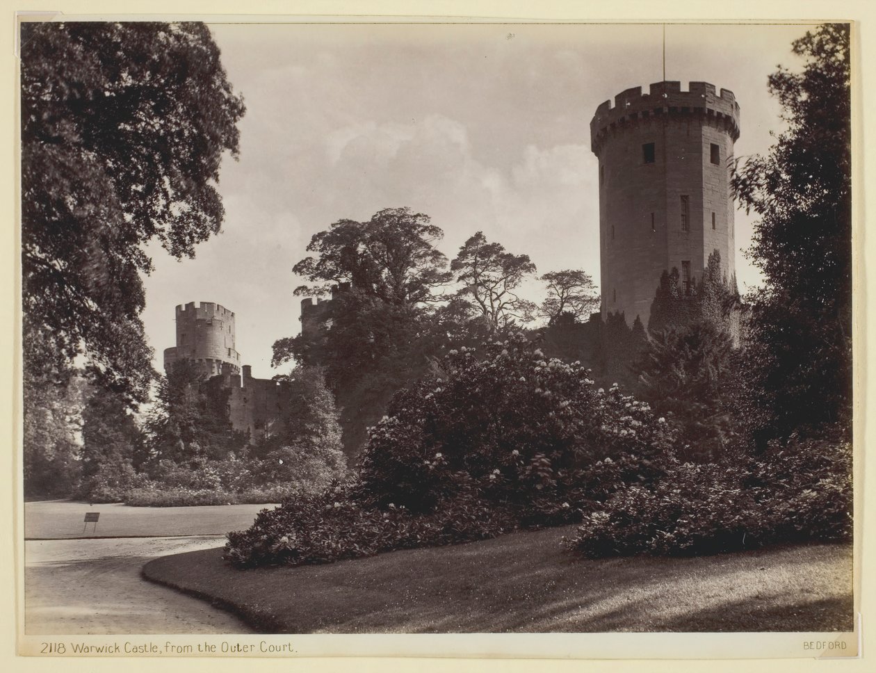 Warwick Castle, från den yttre domstolen, 186094. av Francis Bedford
