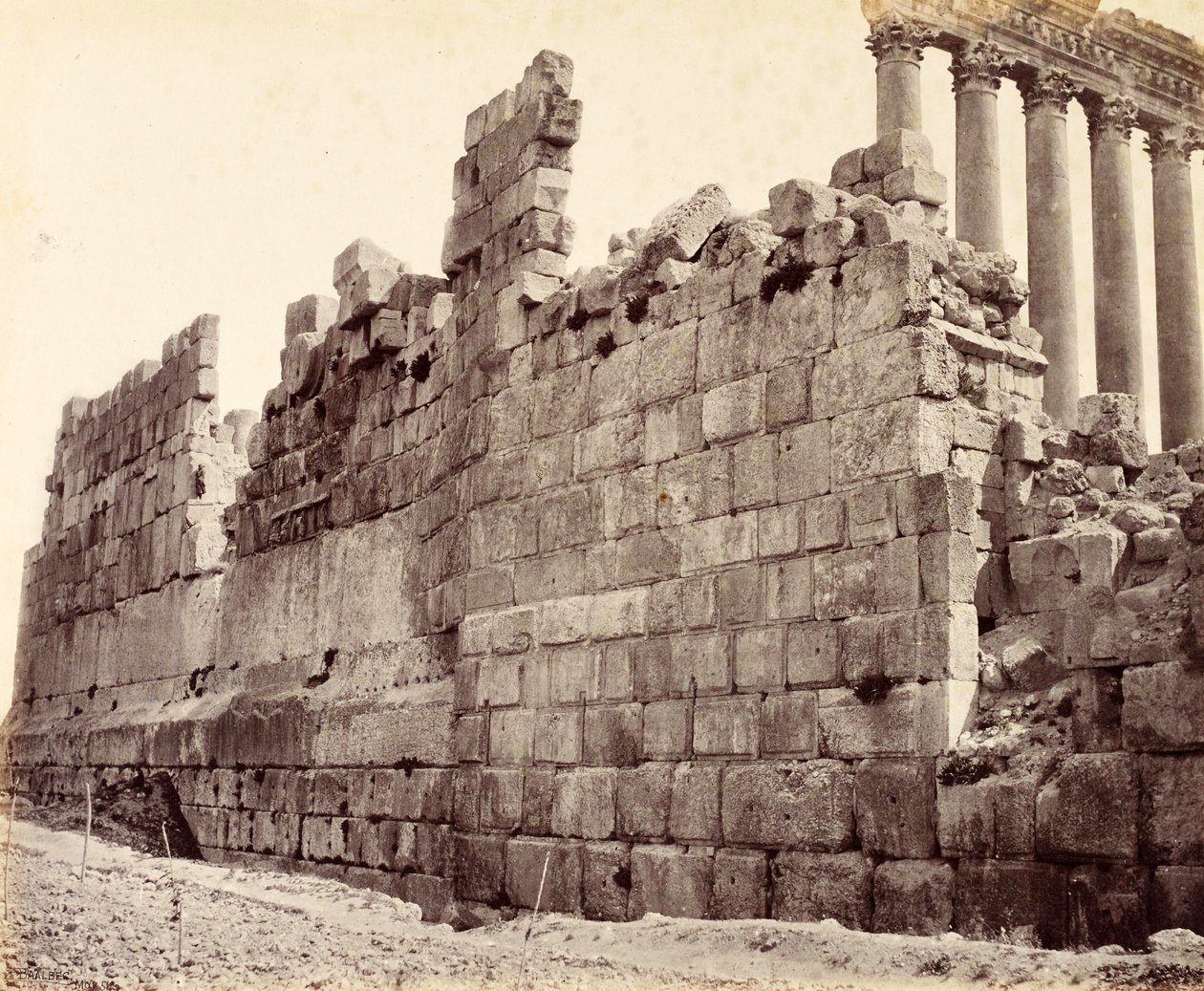 Västra änden av yttermuren till Soltemplet, Baalbek av Francis Bedford