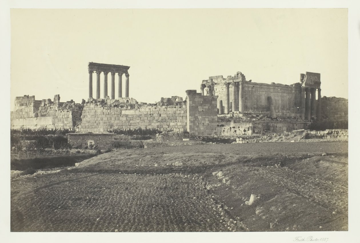 Baalbec, från söder, 1857. av Francis Frith
