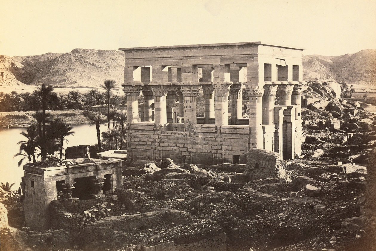 "Egypten och Palestina": Trajanus paviljong i det monumentala komplexet Philae, ön Agilkia, omgivningarna i Assuan, Egypten av Francis Frith