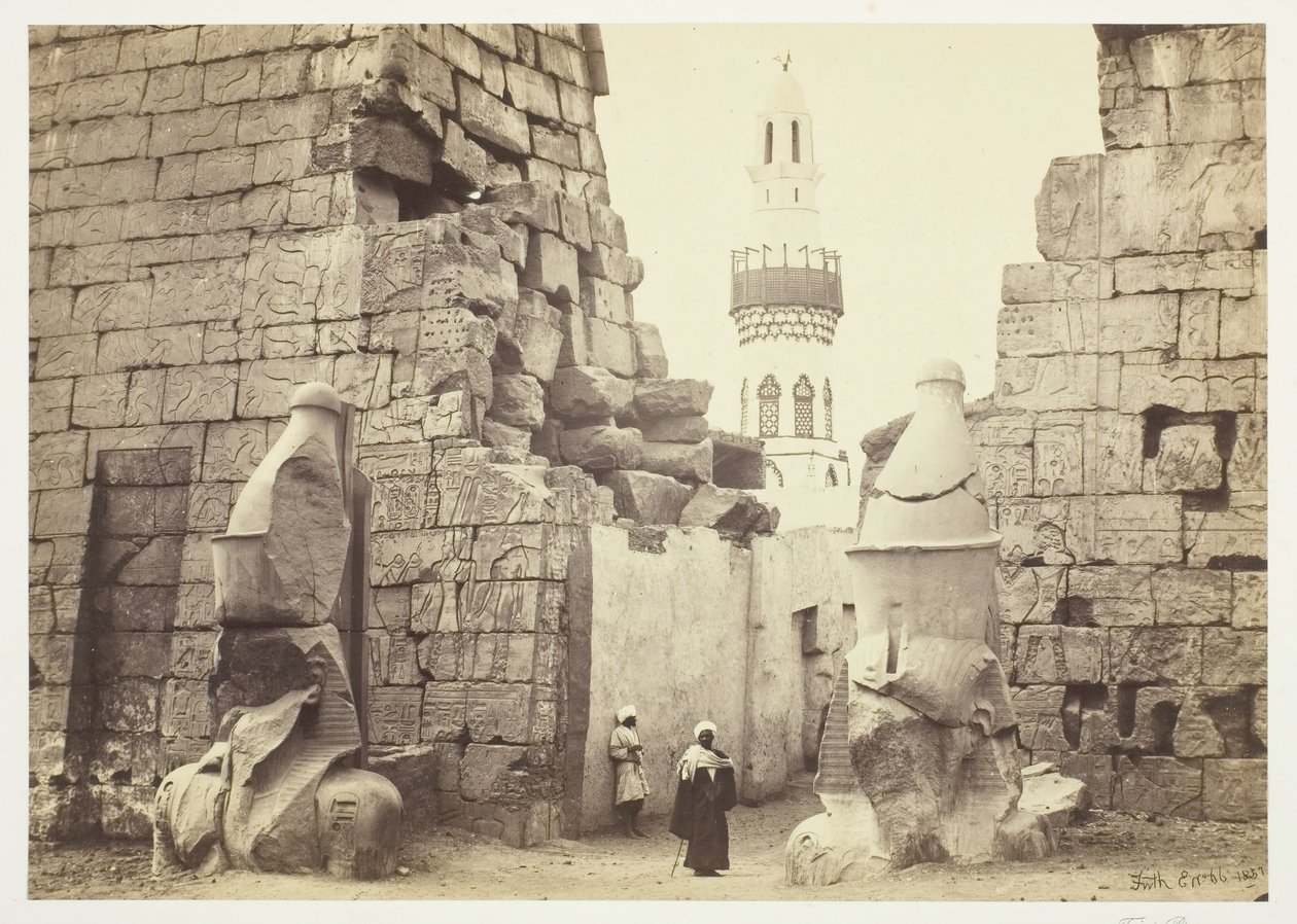 Ingången till det stora templet, Luxor, 1857. av Francis Frith