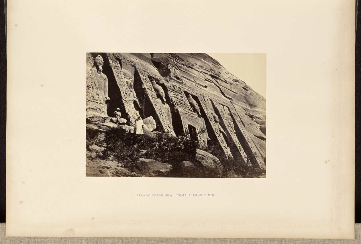 Fasaden på det lilla templet Abou Simbel av Francis Frith